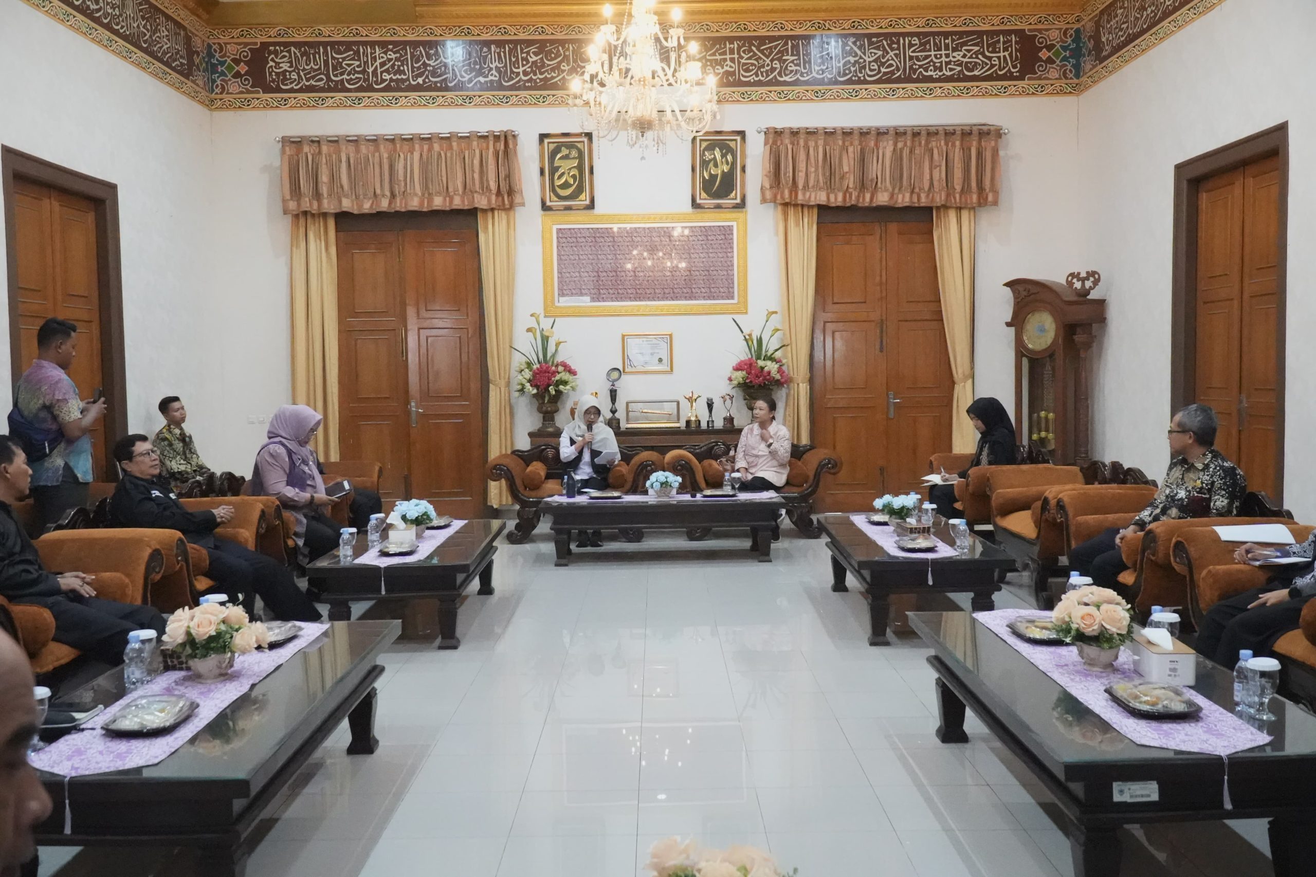 Bupati Pandeglang saat koordinasi bersama Kementerian Perdagangan dan Kementerian PUPR (Foto: Bantentv.com/ Rangga)