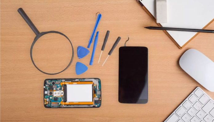 Ilustrasi ponsel dengan baterainya (Foto: iStock)