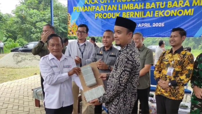 Kepala BNPT, Komjen Pol (Purn) Eddy Hartono, saat membuka Kick Off Produksi Paving Block berbahan FABA (Foto: Bantentv.com/ Rangga)