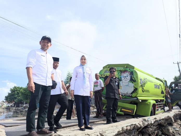 Bupati Serang Ratu Rachmatuzakiyah saat menninjau Jembatan Peng di Desa Lontar, Kecamatan Tirtayasa, Kota Serang (Foto: Bantentv.com/ Riki)