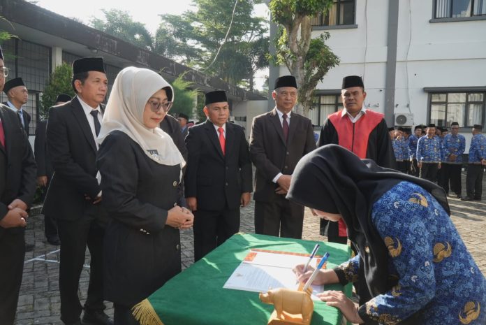 Bupati Pandeglang, Dewi Setiani saat mengambil sumpah 28 PNS lingkup Kabupeten Pandeglang formasi 2025 (Foto: Bantentv.com/ Rangga)