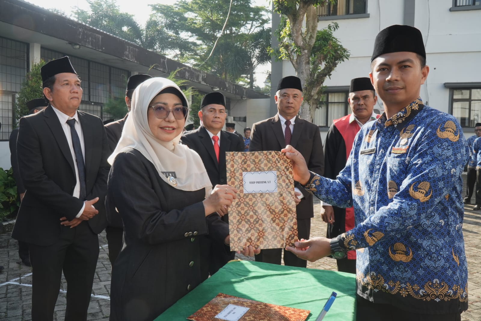 Bupati Pandeglang, Dewi Setiani saat mengambil sumpah 28 PNS lingkup Kabupeten Pandeglang formasi 2025 (Foto: Bantentv.com/ Rangga)