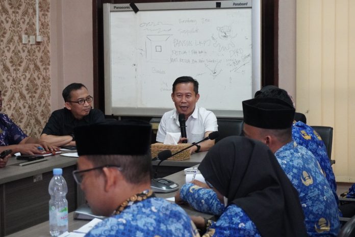 Ketua DPRD Kota Serang Muji Rohman saat audiensi, yang turut dihadiri BKPSDM, BPKAD, Dindikbud, dan Inspektorat Kota Serang (Foto: Bantentv.com/ Jaya)