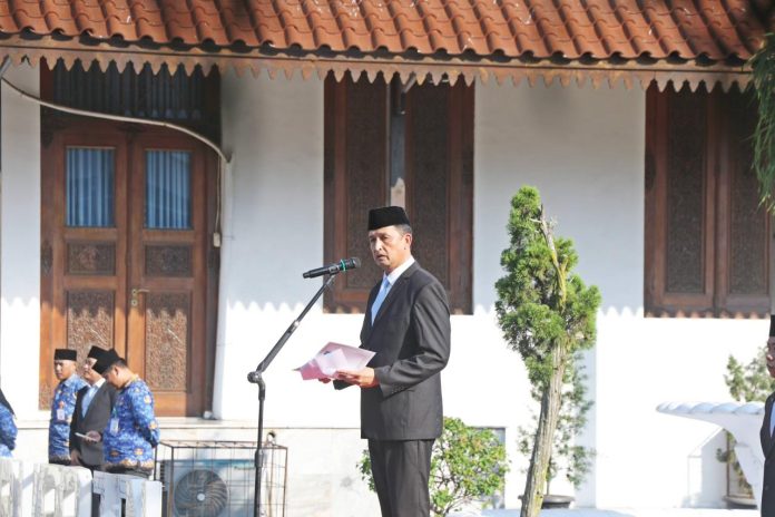 Sekretaris Daerah (Sekda) Kabupaten Serang, Zaldi Dhuhana menjadi inspektur upacara Peringatan Hari Otonomi Daerah ke-30 Tahun 2026 (Foto: Bantentv.com/ Riki)