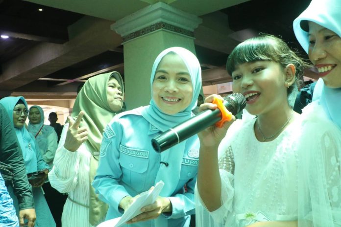 Bupati Serang ikut bernyanyi bersama peserta FLS3N dan O2SN Tingkat Kabupaten Serang (Foto: Bantentv.com/ Riki)