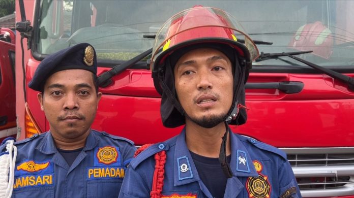 Petugas pemadam kebakaran usai memadamkan kobaran api di rumah Anggota DPRD Kabupaten Serang (Foto: Bantentv.com/ Imron)