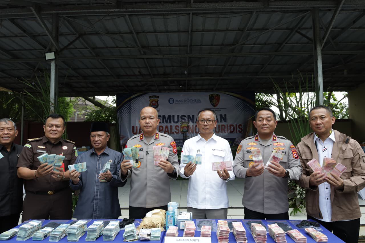 Polda Banten memusnahkan 8.527 lembar uang palsu pada Rabu, 29 April 2026 (Foto: Bantentv.com/ Imron)