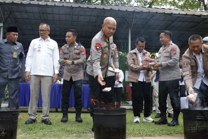 Polda Banten memusnahkan 8.527 lembar uang palsu pada Rabu, 29 April 2026 (Foto: Bantentv.com/ Imron)
