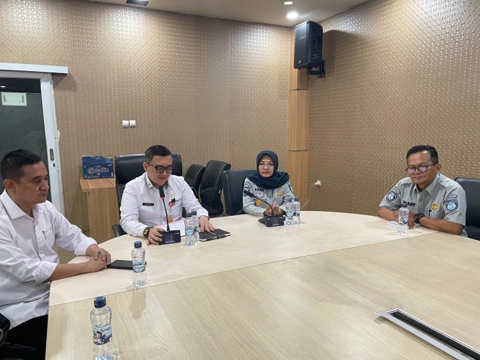 Bapenda: Masyarakat tetap dapat membayar pajak tahunan meski tanpa KTP pemilik pertama kendaraan (Foto: Bantentv.com/ Hendra)