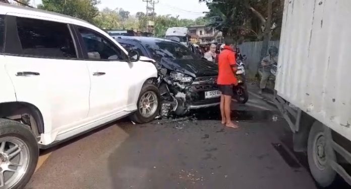 Kecelakaan lalu lintas yang melibatkan tiga kendaraan terjadi di Kampung Umbulan RT 02/RW 01, Jalan Raya Ahmad Yani, Desa Mekaragung, Kecamatan Cibadak, Kabupaten Lebak (Foto: Bantentv.com/ Nano)