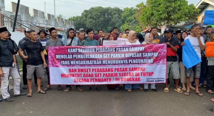 Puluhan pedagang di Pasar Tradisional Sampay, Kecamatan Warunggunung, Kabupaten Lebak, menggelar aksi demo pada Kamis, 30 April 2026 (Foto: Bantentv.com/ Nano)