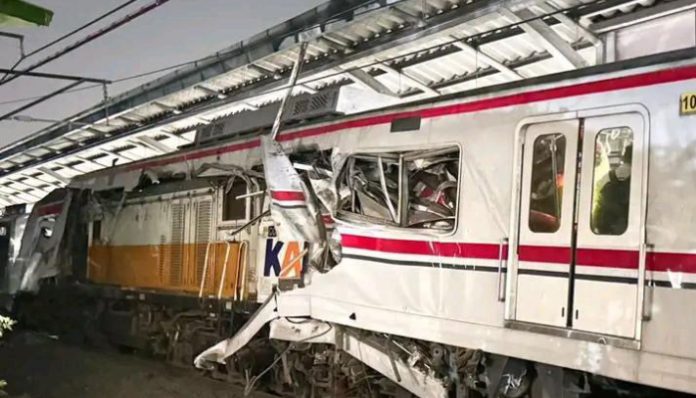 abrakan antara KA Argo Bromo Anggrek dan KRL Commuter Line di wilayah Bekasi Timur