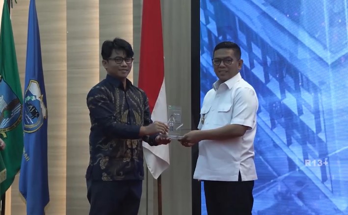 Gubernur Banten saat memberikan penghargaan Panitia Pembina Keselamatan dan Kesehatan Kerja (P2K3) serta penanganan pencegahan HIV/AIDS pada 22 April 2026 (Foto: Bantentv.com/ Hendra)