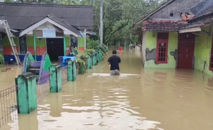 Empat Kecamatan di Pandeglang dilanda banjir (Foto: Bantentv.com/ Rangga)