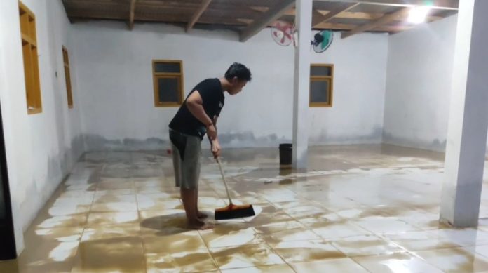 Warga Sobang mulai membersihkan rumah dari sisa lumpur akibat banjir (Foto: Bantentv.com/ Rangga)