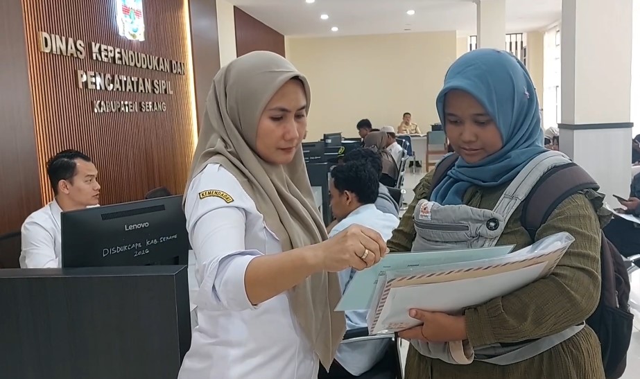 Pelayanan di Disdukcapil Kabupaten Serang (Foto: Bantentv.com/ Riki)