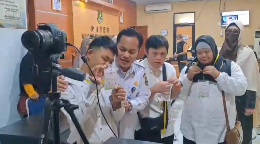 Kantor Kecamatan Citangkil memberikan kesempatan anak down syndrome untuk magang (Foto: Bantentv.com/ Ali)