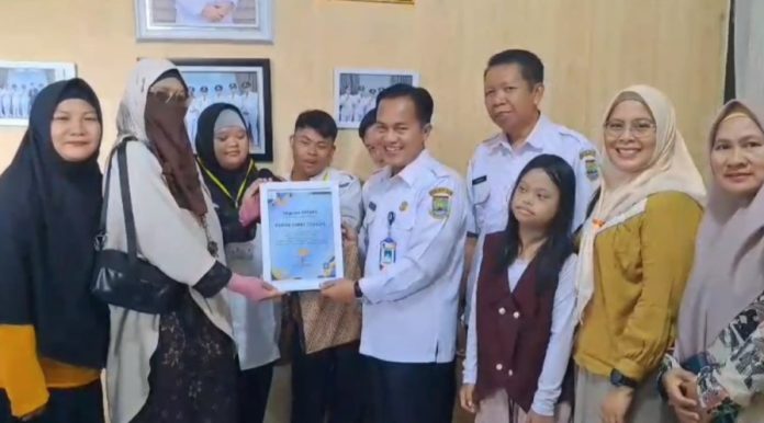 Kantor Kecamatan Citangkil memberikan kesempatan anak down syndrome untuk magang (Foto: Bantentv.com/ Ali)