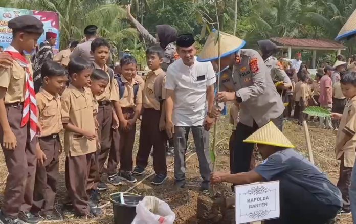 Polda Banten menanam seribu pohon di tiga wilayah (Foto: Bantentv.com/ Imron)