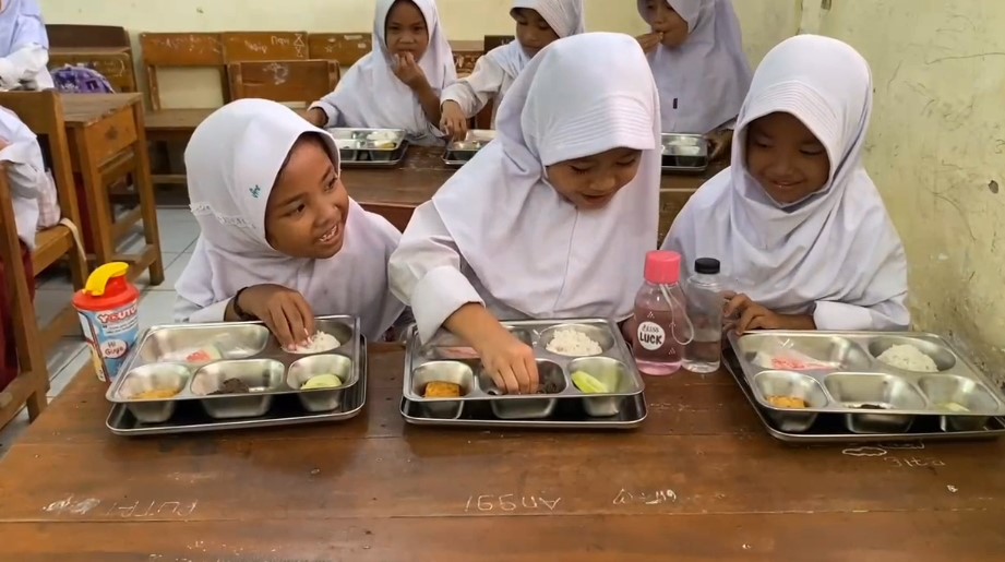 Ratusan siswa SDN 2 Sukadaya mulai menikmati program MBG (Foto: Bantentv.com/ Nano)