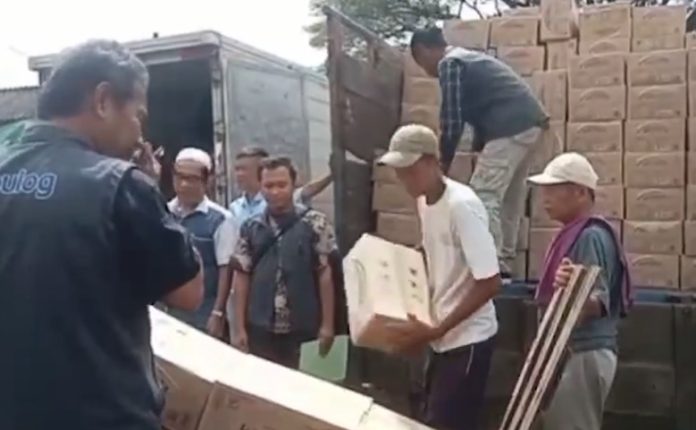 Bulog Serang mendistribusikan ribuan liter Minyakita ke tiga pasar tradisional (Foto: Bantentv.com/ Jaya)
