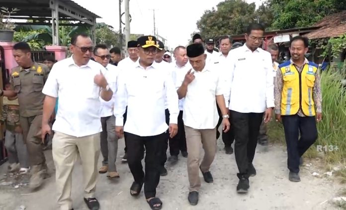 Gubernur Banten, Andra Soni, saat meninjau langsung lokasi pembangunan jalan Nyikambang (Foto: Bantentv.com/ Mukhlis)