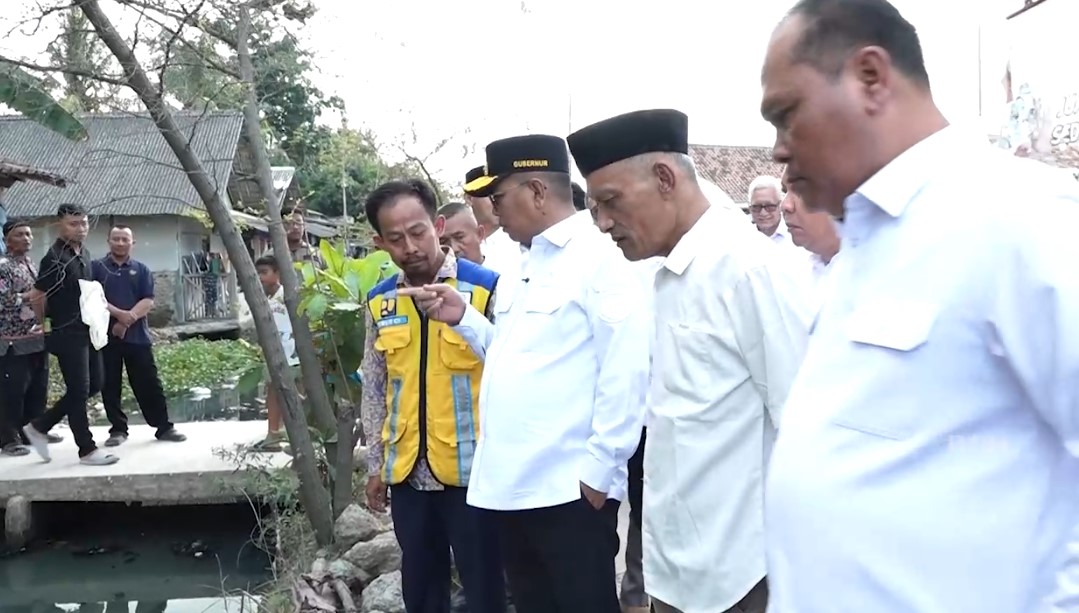 Gubernur Banten, Andra Soni, saat meninjau langsung lokasi pembangunan jalan Nyikambang (Foto: Bantentv.com/ Mukhlis)