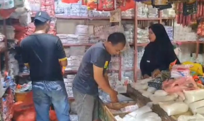Pedagang di Cilegon Mengeluh akibat Harga Plastik Melonjak (Foto: Bantentv.com/ Ali)