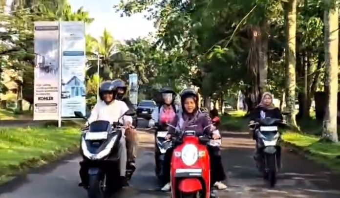 Kepala BKPSDM Kota Serang dan pegawai kompak pakai motor saat WFO (Foto: Bantentv.com/ Jaya)