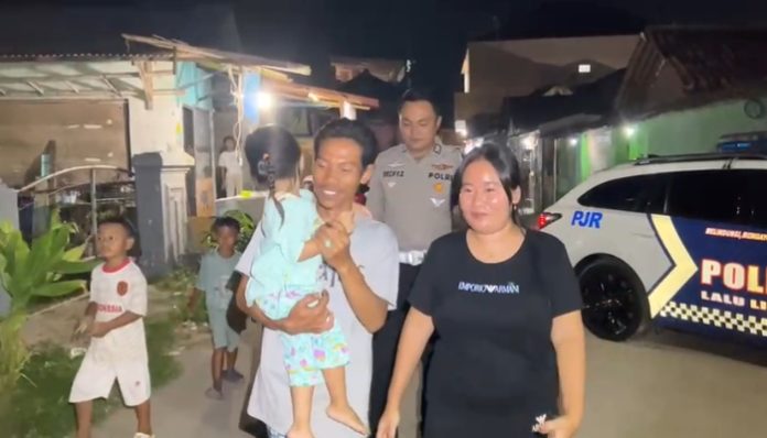Aksi sigap anggota kepolisian membantu seorang ibu yang panik karena anaknya mengalami kejang