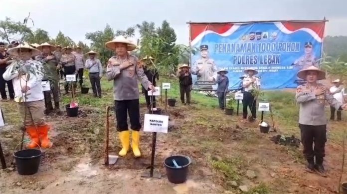 Kapolda Banten menanam 1.000 pohon dan meresmikan jembatan presisi di Lebak (Foto: Bantentv.com/ Nano)