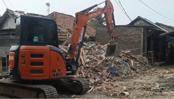 Alat berat membongkar rumah dua lantai di Kelurahan Kilasah, Kecamatan Kasemen, Kota Serang