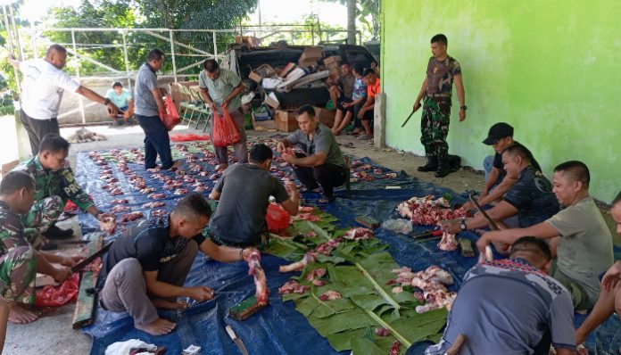 Anggota Kodim Pandeglang saat melakukan proses memotong daging kurban
