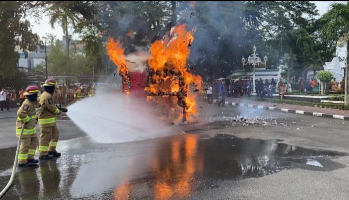 BPBD Gelar Simulasi Kebakaran dan Bencana di Pendopo Bupati Serang.