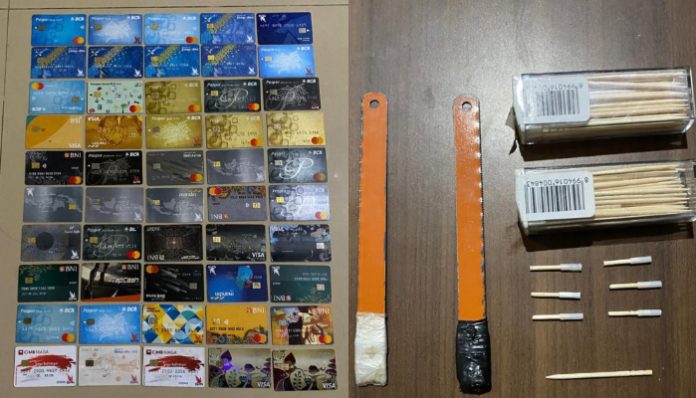 barang bukti puluhan kartu ATM yang disita dari komplotan spesialis ganjal ATM
