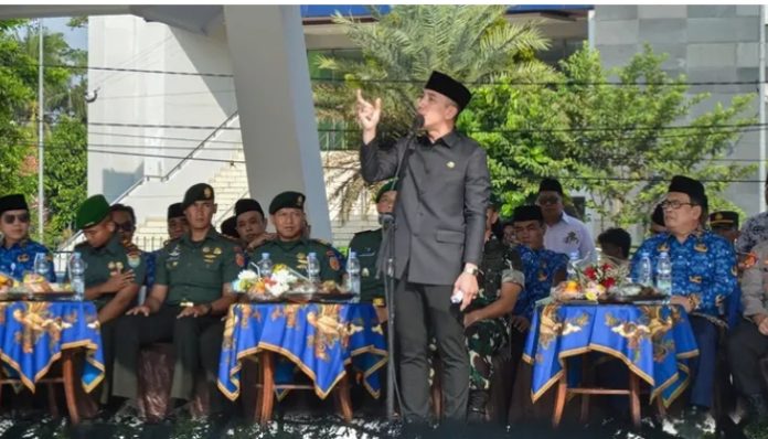 Bupati Lebak, Moch Hasbi Asyidiki Jayabaya, memimpin upacara peringatan Hari Pendidikan Nasional (Hardiknas) 2026 di Alun-alun Rangkasbitung