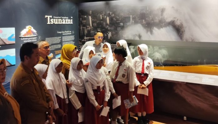 Bupati Pandeglang Dewi Setiani meninjau Pusat Informasi Geologi Ujung Kulon usai peresmian.