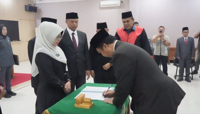 Bupati Pandeglang Dewi Setiani saat melantik 9 Pejabat Eselon II 