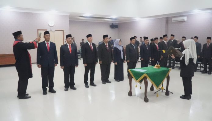 Bupati Pandeglang Dewi Setiani saat melantik 9 Pejabat Eselon II