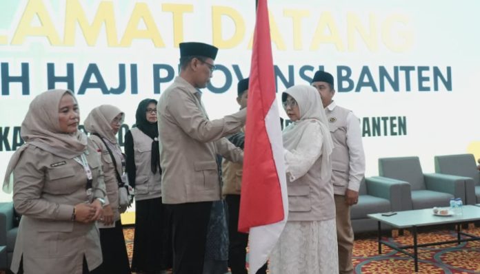Bupati Pandeglang Raden Dewi Setiani melepas jemaah haji kloter 17 asal Kabupaten Pandeglang