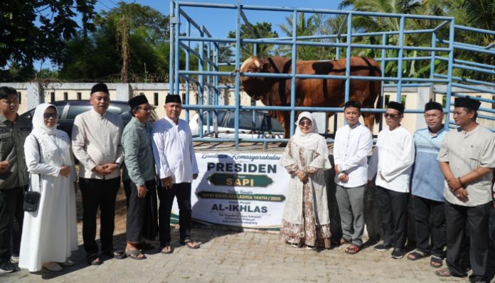 Bupati Pandeglang salurkan hewan kurban