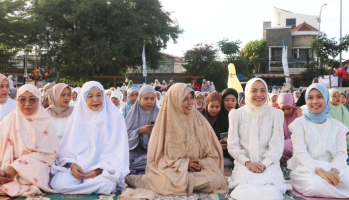Bupati Serang Ratu Rachmatuzakiyah melaksanakan Salat Idul Adha 1447 Hijriah bersama masyarakat di Alun-alun Kecamatan Kramatwatu