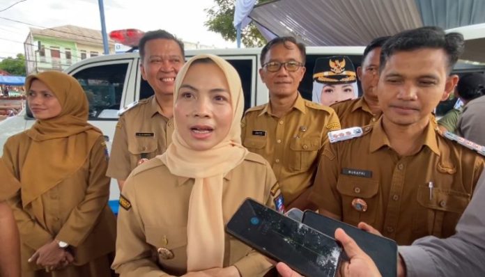 Bupati Serang Ratu Rachmatuzakiyah saat di wawancarai di Kecamatan Tirtayasa.