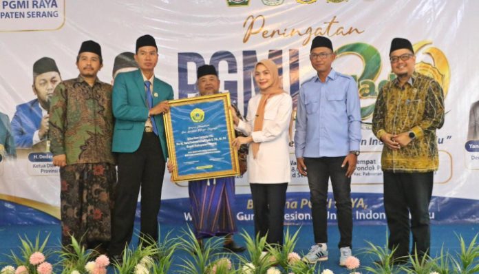 Bupati Serang Ratu Rachmatuzakiyah saat menghadiri Milad ke-20 PGMI Raya Kabupaten Serang di Kecamatan Pabuaran