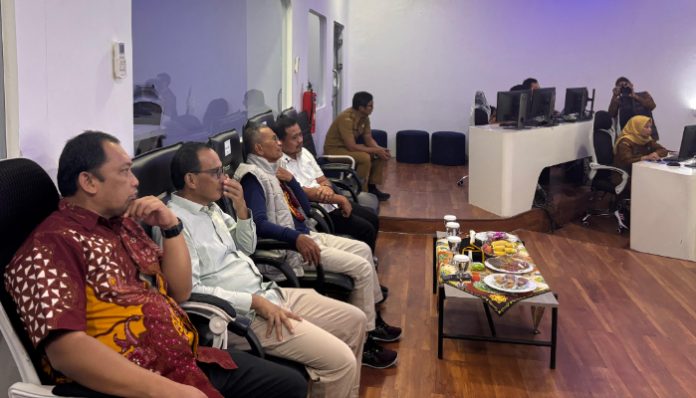 Bupati Sumedang Dony Ahmad Munir menunjukkan sistem digital pengawasan program Makan Bergizi Gratis di Command Center Pemkab Sumedang