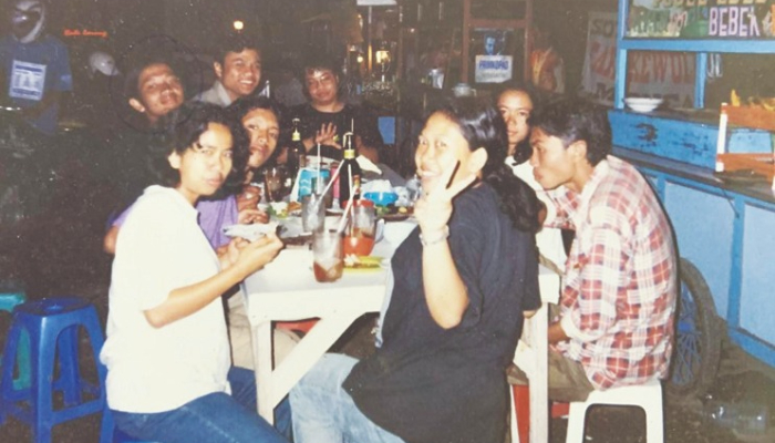 DI MATARAM: Momen kebersamaan Mashudi (flanel merah) saat makan ayam taliwang di Mataram bersama Hafidin (ketiga dari kiri) pada tahun 1996.