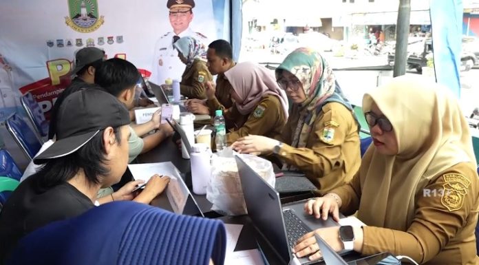 DPMPTSP Banten saat melakukan pelayanan di Pasar Badak (Foto: Bantentv.com)