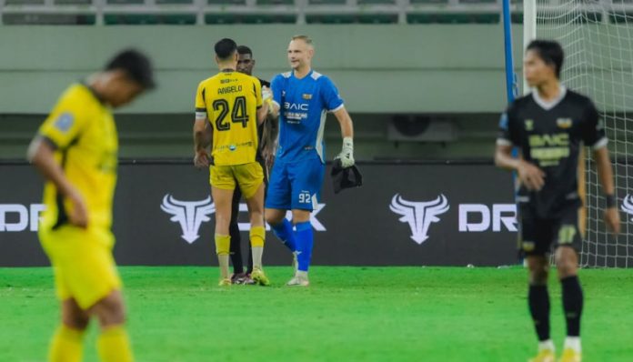 Dewa United Banten FC vs Semen Padang FC dalam laga BRI Super League yang berakhir dengan kemenangan tipis 1-0 untuk Banten Warriors.