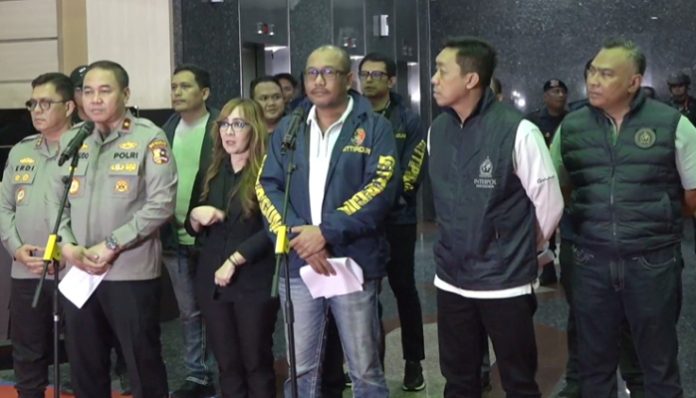 Direktur Tindak Pidana Umum Bareskrim Polri Brigjen Pol Wira Satya Triputra memberikan keterangan saat konferensi pers pengungkapan kasus judi online jaringan internasional di Jakarta