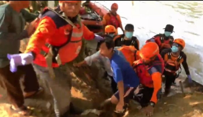 Evakuasi bocah 5 tahun yang terseret arus di Sungai Cisimeut